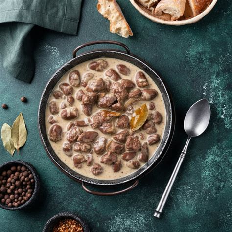 Troškintos kalakuto širdelės grietinės padaže