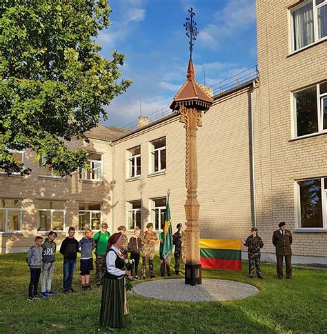 Adelaidės lietuvių bažnyčios eksterjeras ir memorialinis stogastulpis