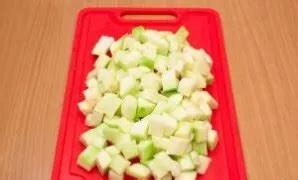 Cukinijos supjaustytos kubeliais ir paruoštos šaldymui