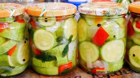 Cukinijų mišrainės ingredientai ir paruošti stiklainiai