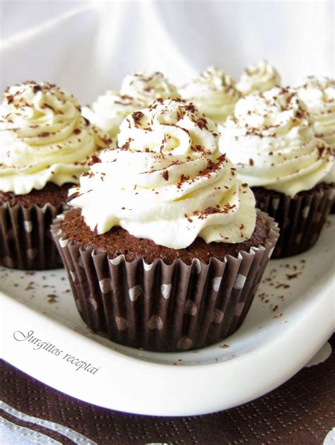 Šokoladiniai keksiukai su vanilės kremu