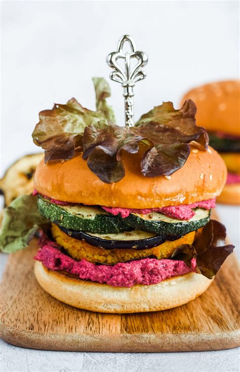 Veganų burgeris su burokėlių paplotėliu
