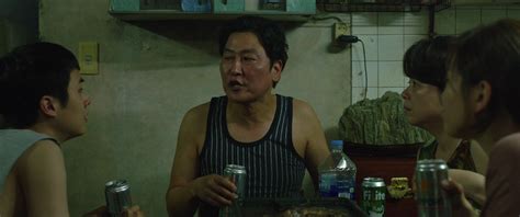 Filmo „Parazitas“ scena, iliustruojanti socialinę nelygybę