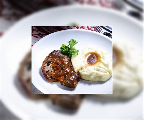 Patiekiamas muštos jautienos kepsnys su batatais ir baravykais