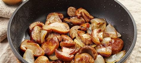 Gardūs kepti baravykai su bulvėmis ir svogūnais