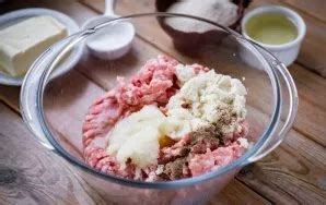 Mėsainio surinkimo eiga su visais ingredientais