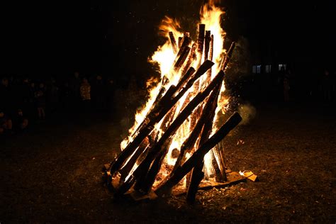 Laužas su kepamais patiekalais