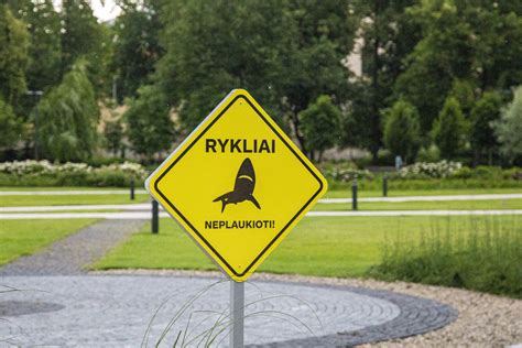 Atsargumo ženklai paplūdimyje, įspėjantys apie ryklių pavojų