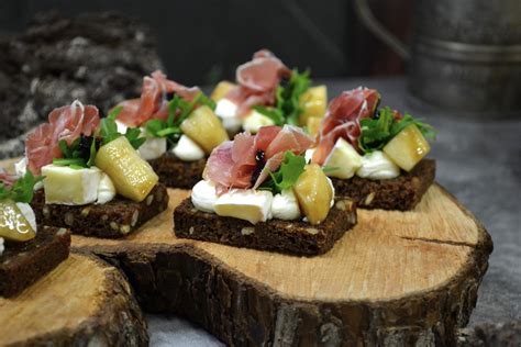 Kepta kriaušė su sūriu ir vytintu kumpiu