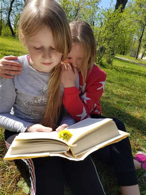 vaikai skaito knygą su eilėraščiais