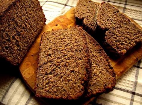 Tradicinė ruginė duona ant lentelės