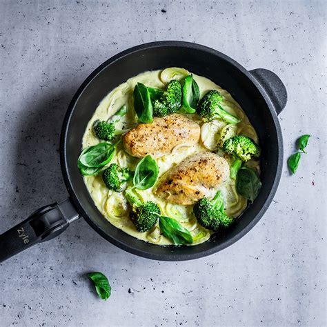 Vištienos krūtinėlė su brokoliais ir grietinėlės padažu