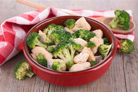 Azijietiškas vištienos ir brokolių patiekalas