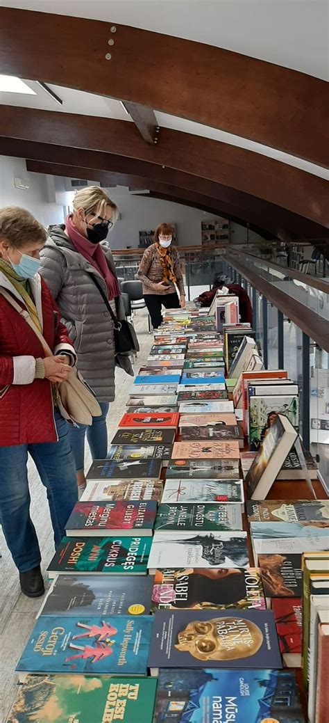 knygų pristatymo bibliotekoje akimirka