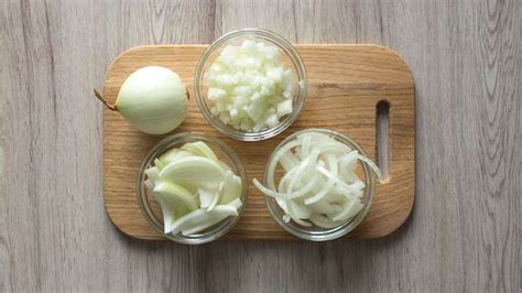 Pjaustyti svogūnai ir lašinukai