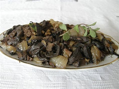 Įvairūs patiekalai su grybais ir lašinukais