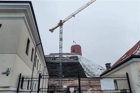 Darbininkai kaba ant Rašmoro kalno ir sprogdina uolą