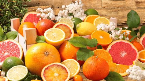 Įvairūs švieži vaisiai