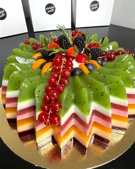 Vestuvinis tortas su šviežiomis uogomis ir vaisiais