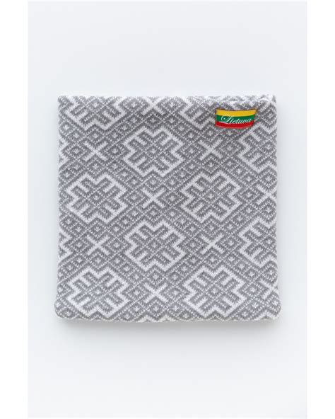 Rankšluostis su tautiniais raštais vestuvių tradicijoje