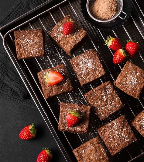 Sveiko šokoladinio braunio ingredientai ir paruoštas pyragas