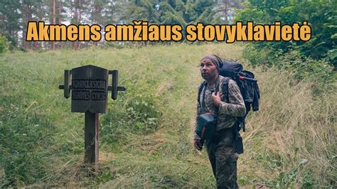 Akmens amžiaus žmonės gaminantys maistą ant ugnies