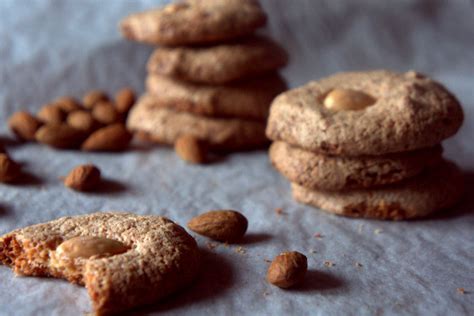 Amaretti - karčiųjų migdolų sausainiai