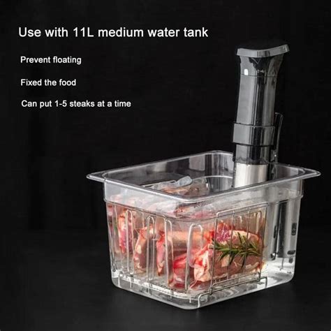 Sous Vide prietaisas, panardintas į vandens vonią su maistu vakuume