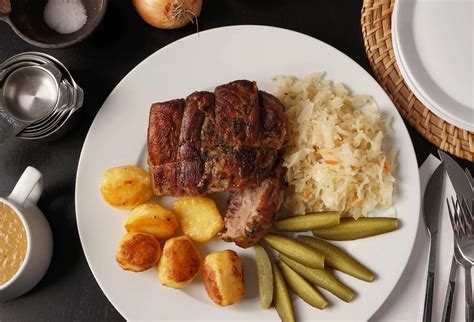 Lėtai kepta nugarinė su raugintais kopūstais