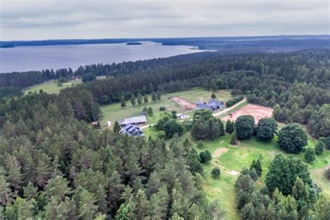 Platelių ežero ir ąžuolų apsuptos sodybos panorama