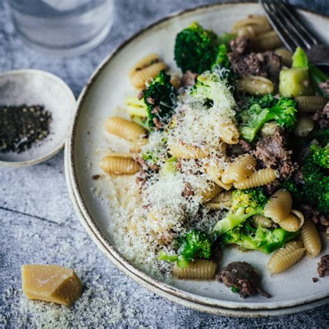 Makaronai su brokoliais ir dešrele