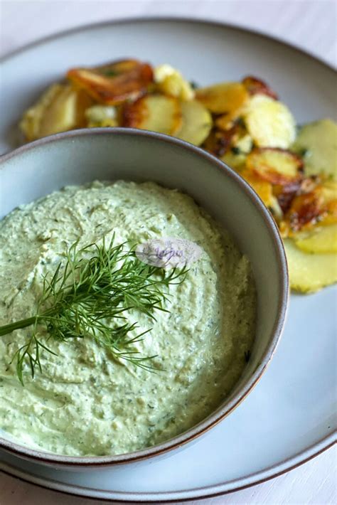 Varškės ir agurkų padažas prie kugelio