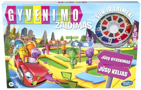 šeima žaidžianti Velykų žaidimus lauke