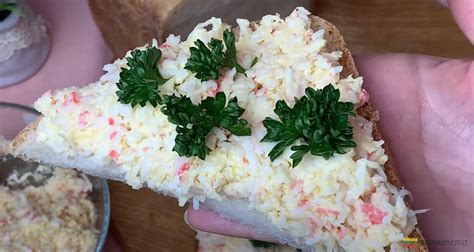 Įvairūs ingredientai salotoms su krabų lazdelėmis