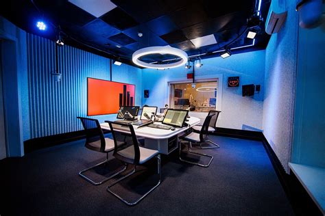 Žinių radijo studija su mikrofonais ir technika