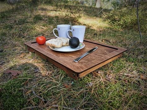 Pusryčių stalas su skrebučiais ir kava