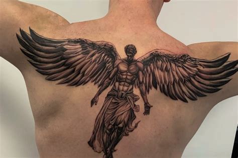 Elnio tatuiruotė ant vyro nugaros