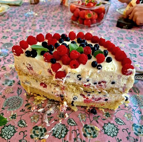 Tortas papuoštas šviežiomis uogomis