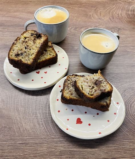 lėkštė su ką tik iškeptais bananiniais keksiukais
