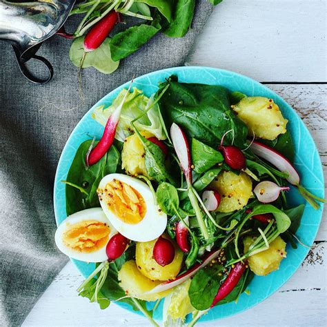 Salotos su garstyčių ir medaus padažu