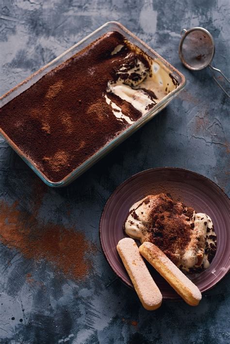 Klasikinis tiramisu, pabrėžiant kiaušinių trynių vaidmenį