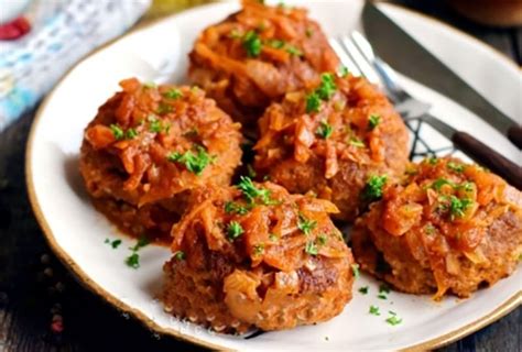 Lėkštė skanių grikių kotletų su garnyru