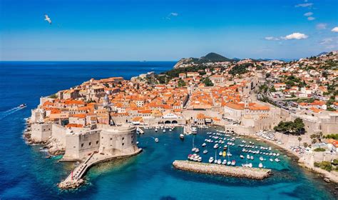 Dubrovniko senamiestis ir gynybinės sienos iš paukščio skrydžio