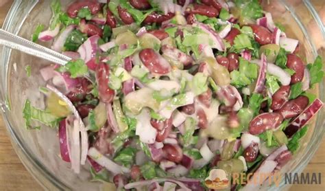 Švieži obuolių ir pupelių salotų ingredientai