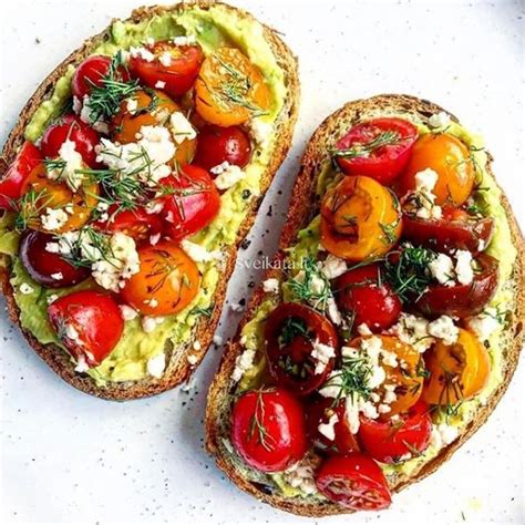 Avokado skrebučiai su pomidorais