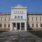 Valdovų rūmų pietų fasadas su barokiniu portalu