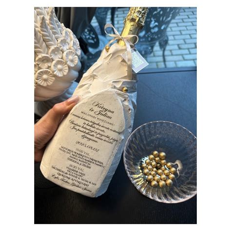 Prosecco butelis ir taurės su putojančiu vynu