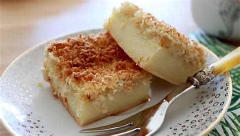 Įvairūs desertai su kokoso drožlėmis