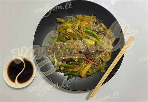 Žmogus gaminantis wok keptuvėje
