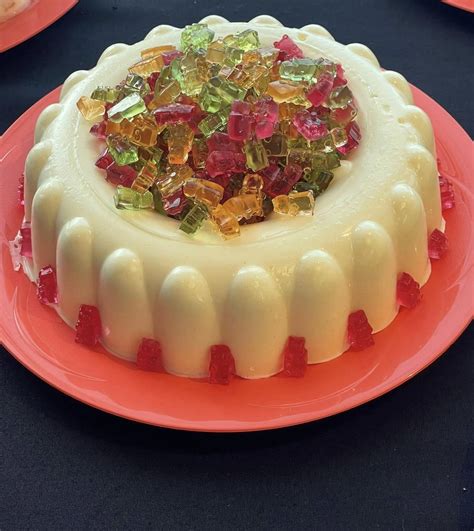 Kolekcija nuotraukų su įvairiais jogurtiniais želė tortais